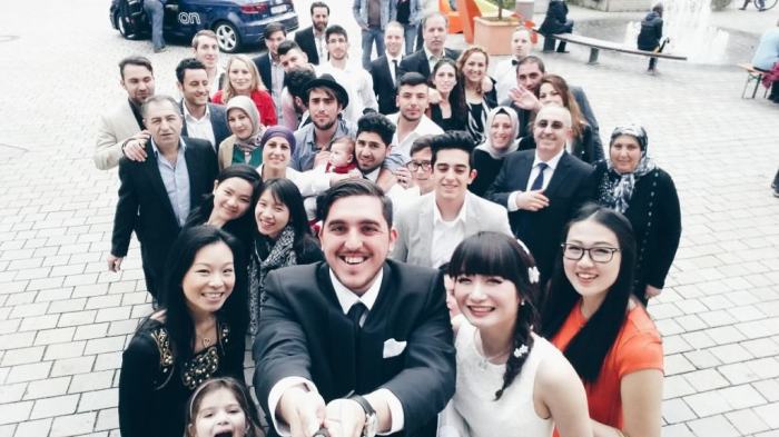 Extendable selfie sticks for perfect group shots
