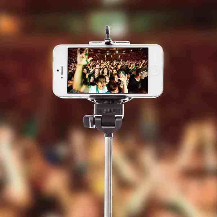 Extendable selfie sticks for perfect group shots